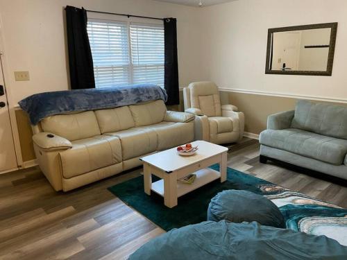 Гостиная зона в NEW King Beds, 86 inch RokuTV, and Massage at the Comfort Haven
