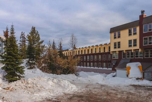 The Ridge Ski-In Ski-Out Condo with Free Parking v zimě