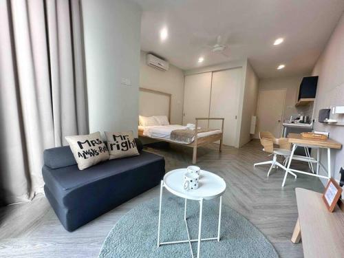 - un salon avec un canapé et une table dans l'établissement Muji Studio 1-3pax Netflix Wi-fi Empire Damansara, à Petaling Jaya