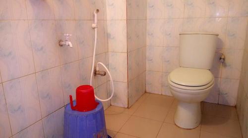 a small bathroom with a toilet and a shower at Hotel Al-Sarwar (Res.) in RÄjÄrbÄg