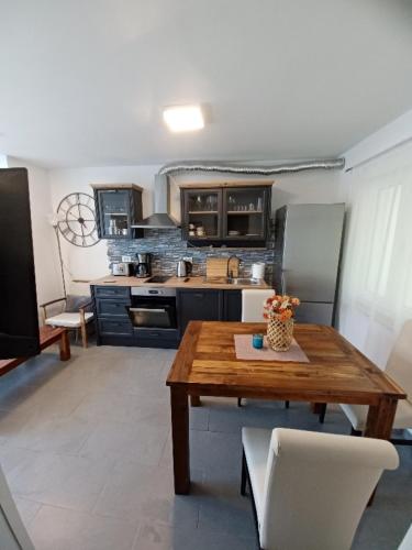 a kitchen with a wooden table in a room at Caveromane 2 in Pula