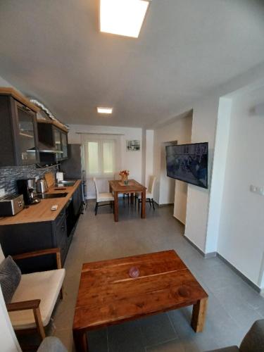 a kitchen and living room with a table and a table sidx sidx sidx at Caveromane 2 in Pula