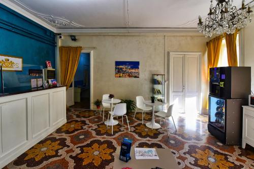 - un salon avec une table et des chaises dans l'établissement Hotel Suisse, à Gênes