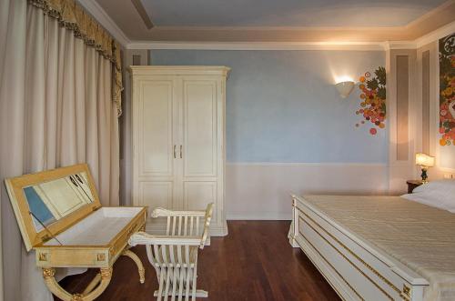 a bedroom with a desk and a bed and a chair at La Chandelle in Massarosa