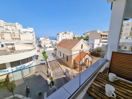 Blick auf die Stadt vom Balkon eines Gebäudes in der Unterkunft Sea Bay Apartment in Larnaka