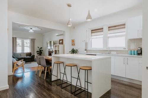 Dapur atau dapur kecil di Port Lincoln Escape - 3BR - Close to CBD, Beaches