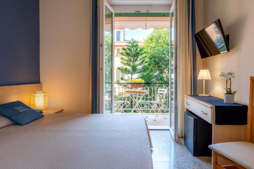a bedroom with a bed and a view of a patio at Hotel Doria in Cavi di Lavagna