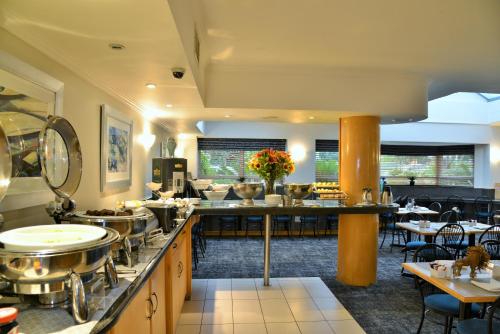 a restaurant with tables and chairs in a room at Road Lodge Randburg in Johannesburg