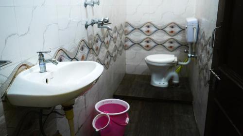 a bathroom with a sink and a toilet at Hotel Hitam Rishikesh in Rishīkesh