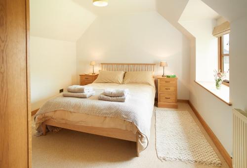 een slaapkamer met een groot bed en een raam bij Fron Cottage in Llangynog
