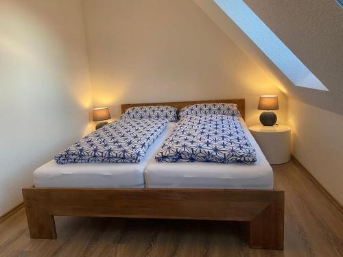 奥斯科卡爾斯哈根的住宿－Ferienwohnung Dominik，一张位于房间的床,上面有两个枕头