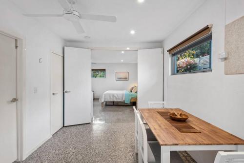 Katil atau katil-katil dalam bilik di Scarborough Beach Break Holidays - Unit 5