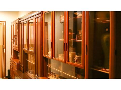 una fila de armarios de cristal con platos en ellos en Kyoto - Hotel / Vacation STAY 36511 en Kyoto