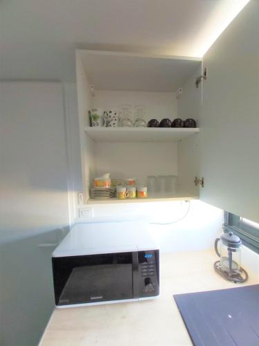 - un four micro-ondes installé sur un comptoir dans la cuisine dans l'établissement Bongraine Océan, à La Rochelle