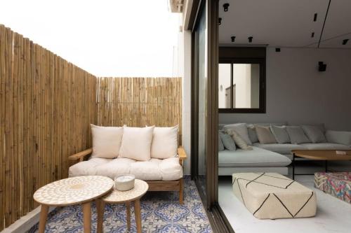 ein Wohnzimmer mit einem Sofa und einem Tisch in der Unterkunft Luxury 2BR In Flea Market By Holiday Rentals in Tel Aviv