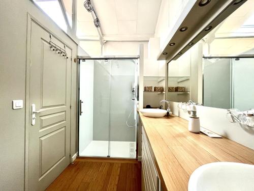 a bathroom with a shower and a glass door at Loft Évasion - Loft lumineux et climatisé entre Montpellier et les plages - 2 chambres - Parking - Tram in Lattes