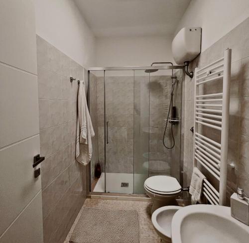 y baño con ducha, aseo y lavamanos. en Casa Loredana en Putignano