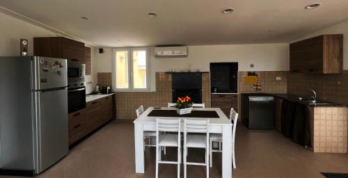 eine Küche mit einem weißen Tisch und einem Kühlschrank in der Unterkunft Casa Loredana in Putignano