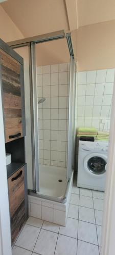 een badkamer met een wasmachine en een wasmachine bij Ferienhaus am Helenesee 1 in Frankfurt/Oder
