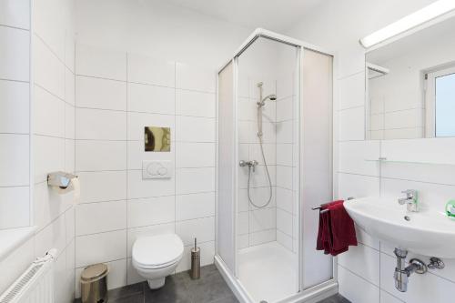 y baño con ducha, aseo y lavamanos. en Ferienwohnungen im Kloster, en Gars am Kamp