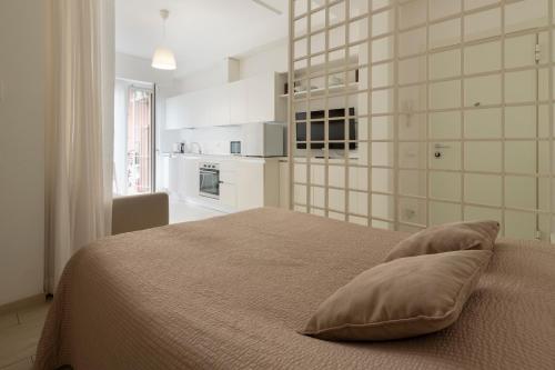 ein Schlafzimmer mit einem Bett mit einem Kissen darauf in der Unterkunft Casa Aleardi grazioso e nuovissimo monolocale con balcone in Pesaro