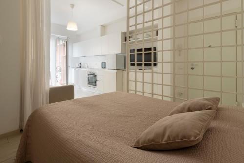 A kitchen or kitchenette at Casa Aleardi grazioso e nuovissimo monolocale con balcone