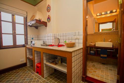 een kleine keuken met een wastafel en een aanrecht bij Amritara 5 BHK Luxury Villa, Gangtok in Gangtok