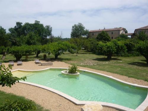 En udsigt til poolen hos Gite de charme 80 m², piscine, proche d'Uzès. eller i nærheden