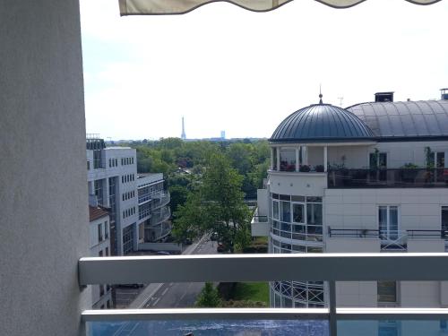 einen Blick vom Balkon eines Gebäudes in der Unterkunft Superbe STUDIO (28m2) avec terrasse / vue TOUR EIFFEL / PUTEAUX in Puteaux