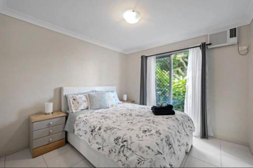 biała sypialnia z łóżkiem i oknem w obiekcie One bedroom holiday rental in Scarborough w mieście Scarborough