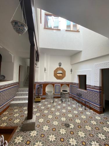 Televízia a/alebo spoločenská miestnosť v ubytovaní Apartamentos Toledo Casa Galería de los Aljibes