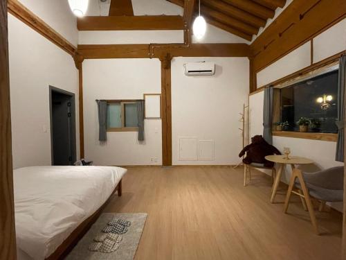 Ένα ή περισσότερα κρεβάτια σε δωμάτιο στο Hanok solsol