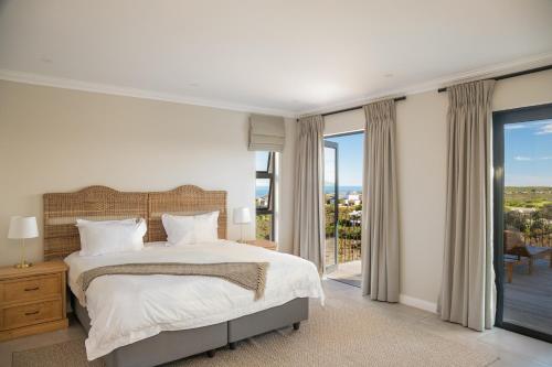 En eller flere senge i et værelse på Pezula- Luxury Retreat FC4