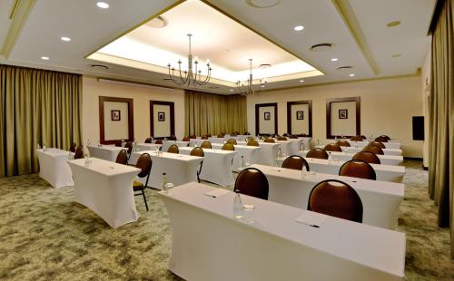 Zona business o sala de conferencias en The Centurion Hotel