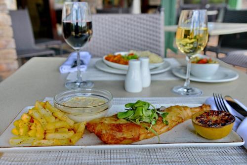 Comida en o cerca de este hotel