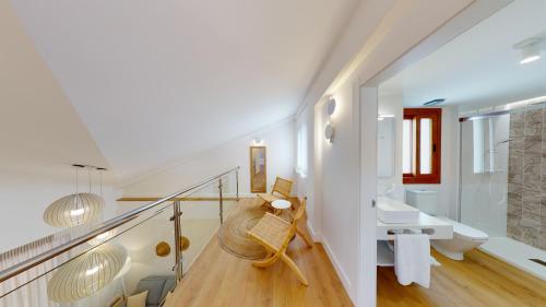 een badkamer met een trap met een wastafel en een toilet bij Apartamentos La Casa El Palo in El Rompido