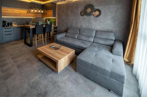 een woonkamer met een bank en een tafel bij Apartment Deluxe Vision in Varna