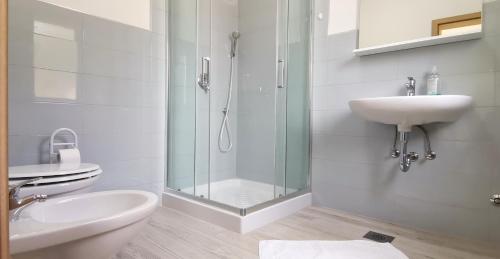 een badkamer met douche, wastafel en toilet bij Holiday House Olly in Rovinj