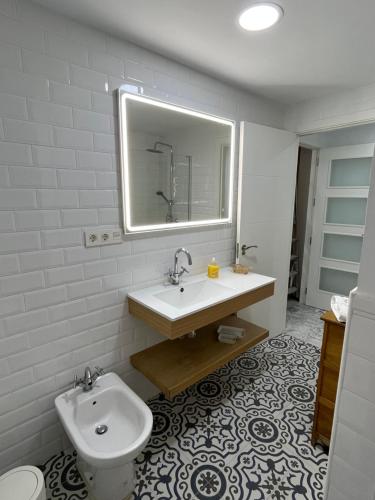 uma casa de banho com um lavatório, um WC e um espelho. em Las pirañas em Melilha