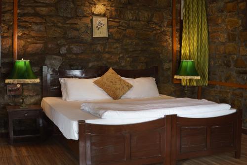 1 dormitorio con 1 cama con 2 lámparas en Faraway Renz en Bhikia Sain