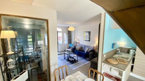 - une vue sur la cuisine et le salon dans l'établissement La Graveline, au Crotoy