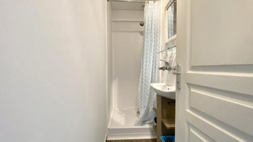 La salle de bains est pourvue d'un lavabo et d'une douche. dans l'établissement La Graveline, au Crotoy