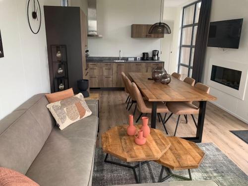 a living room with a couch and a table at Ferienhaus Holland Cube NB 15 im EuroParcs Bad Hoophuizen - 6 Personen in Hulshorst