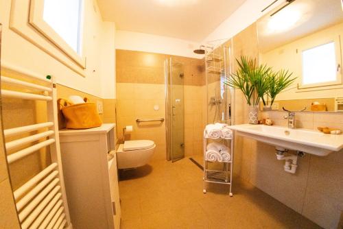 uma casa de banho com um lavatório, um WC e um chuveiro em Agriturismo La dimora dei Re em Sanremo