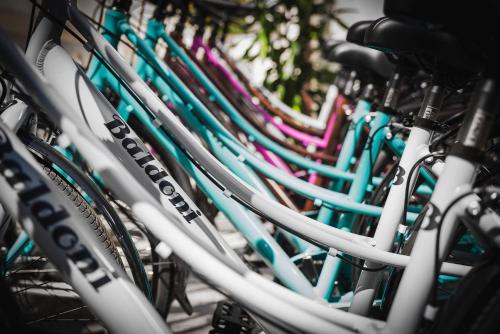 una fila di biciclette parcheggiate l'una accanto all'altra di Nido Suite & Apartments a Cesenatico