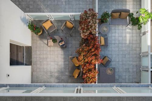 una pared con un jardín vertical de plantas. en Nido Suite & Apartments en Cesenatico