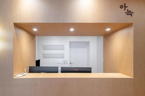 清州市Aank Hotel Cheongju Uam 2nd的房间墙上的镜子