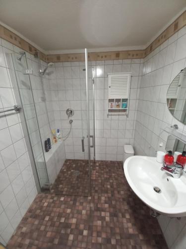 y baño con ducha y lavamanos. en Zentrum Füssen Ferienwohnung en Füssen