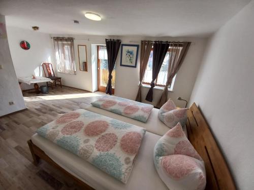 1 dormitorio con 2 camas y almohadas en Zentrum Füssen Ferienwohnung en Füssen