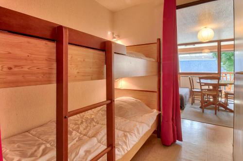 sypialnia z łóżkiem piętrowym i jadalnia ze stołem w obiekcie Vue Montagne 4 étoiles w mieście Saint-Lary-Soulan